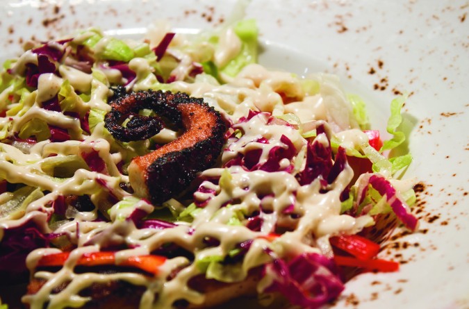 Leaf salad with pulpo and mayonnaise