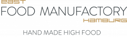 Logotipo con texto: EAST FOOD MANUFACTORY HAMBURG HAND MADE HIGH FOOD en fuentes modernas en negro y dorado sobre un fondo transparente.